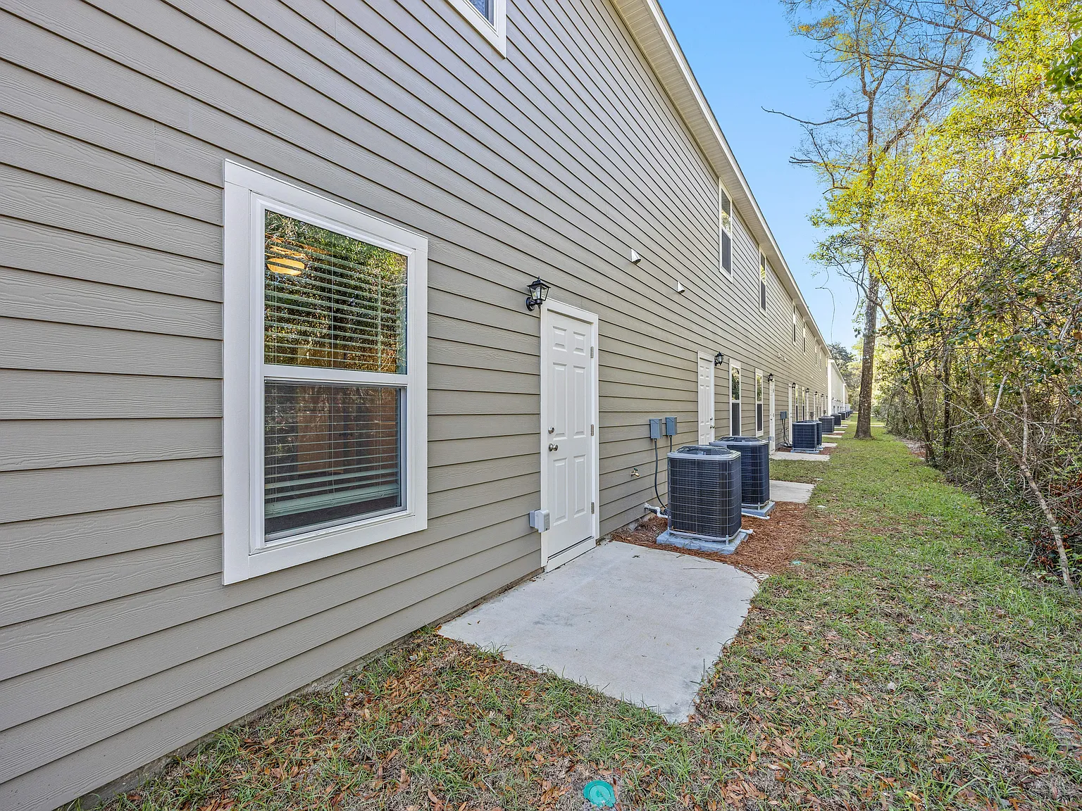 3 bedroom/3 bathroom available now! — Photo 3