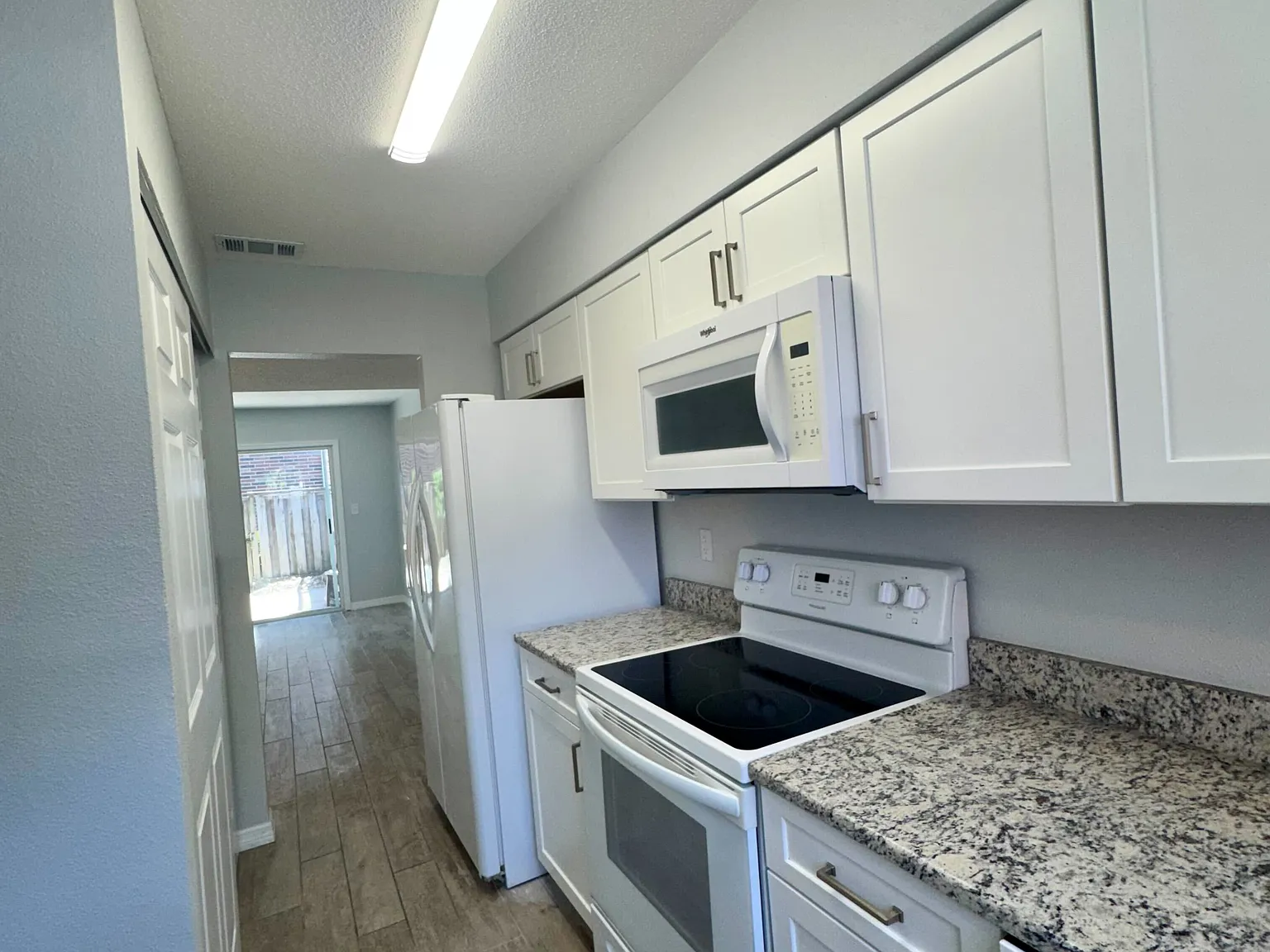 2 bed, 1.5 bath, 1122 sqft, $880 — Photo 2