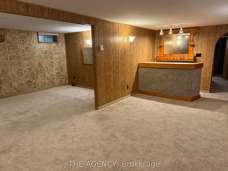 323 Waratah Ave — Photo 42