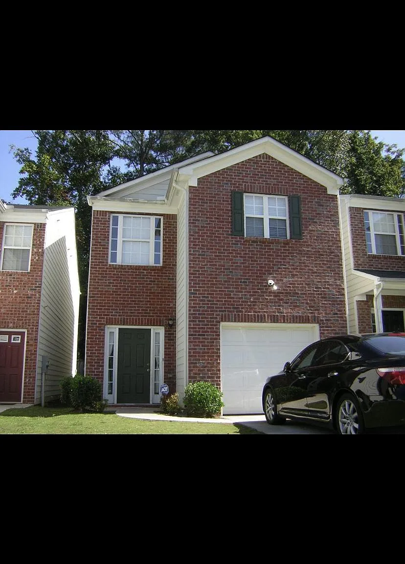 3 bed, 2.5 bath, 2500 sqft, $1,995 — Photo 1