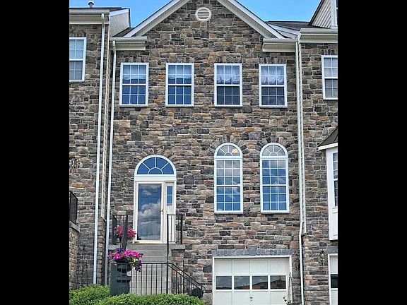 2nd image of 823 Bluefield Sq NE