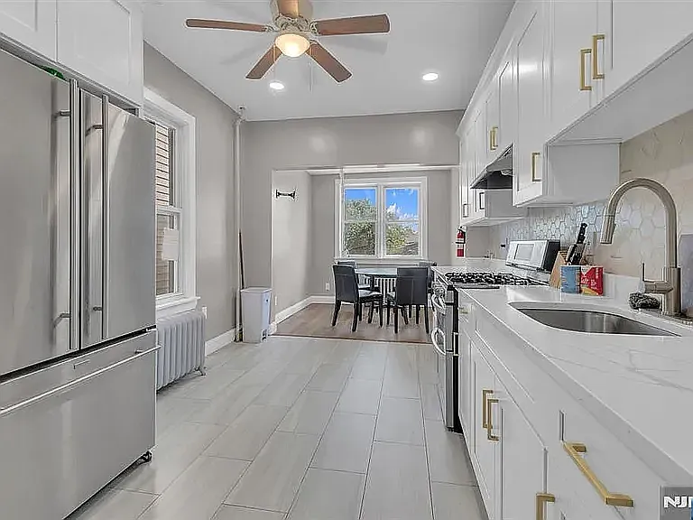 4 bed, 1.5 bath, 2500 sqft, $3,750 — Photo 3