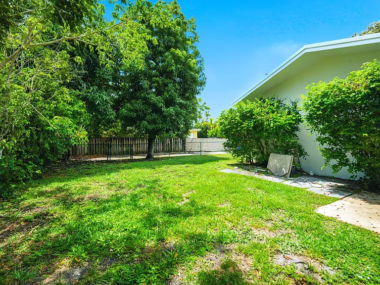 321 E Chaminade Dr — Photo 5