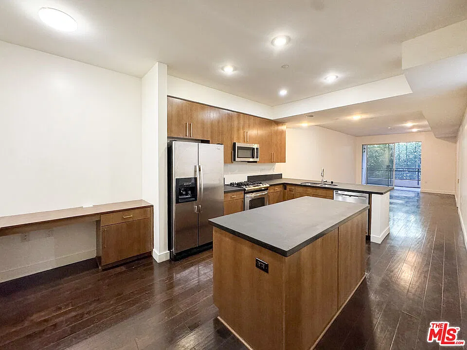 6001 Carlton Way — Photo 2
