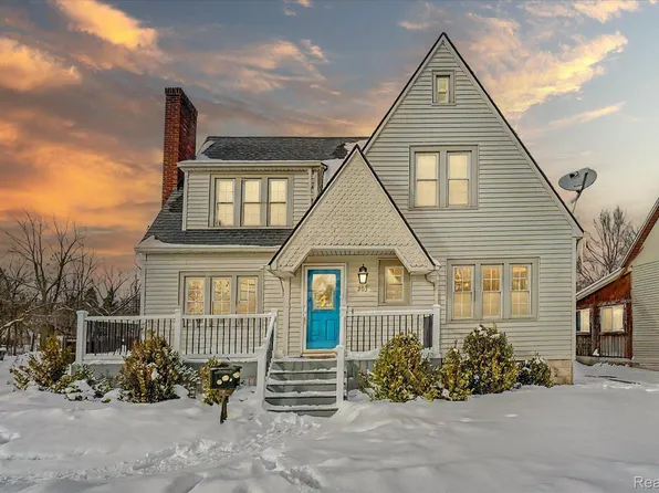 203 6th St, Fenton, MI 48430