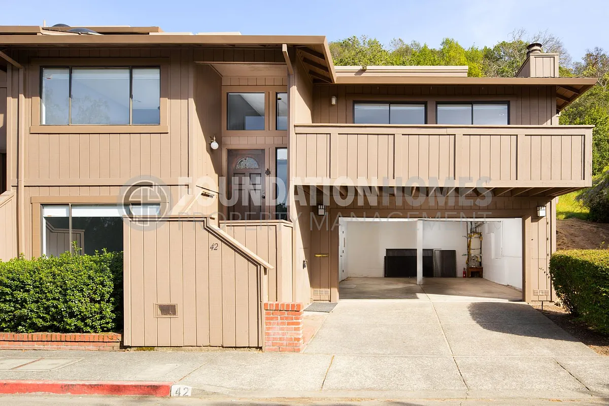 Photo 1 of 34 - 42 Oak Crest Dr - San Rafael, CA Primary Photo - 42 Oak Crest Dr