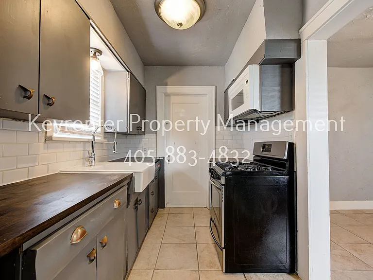 1123 NW 30th St — Photo 13