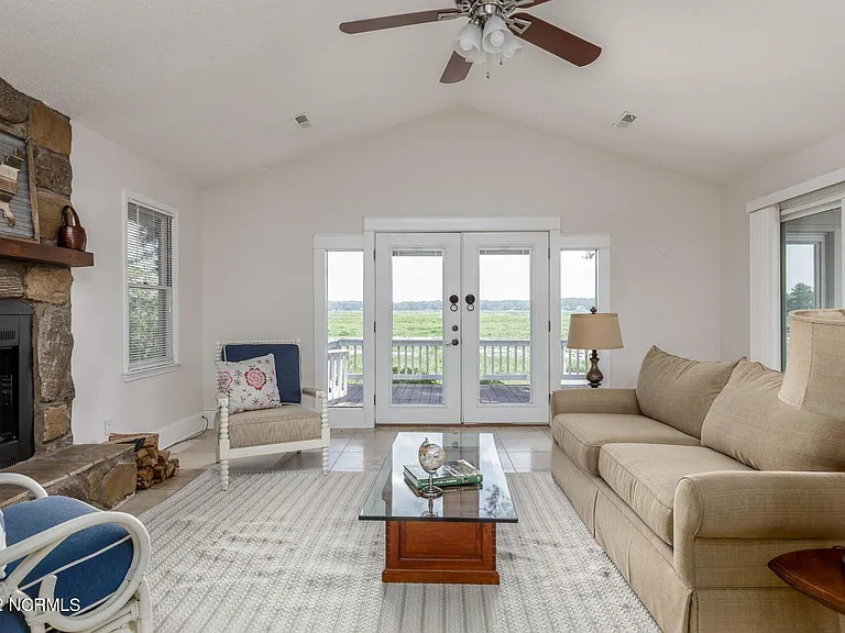 647 Castleberry Ct — Photo 5