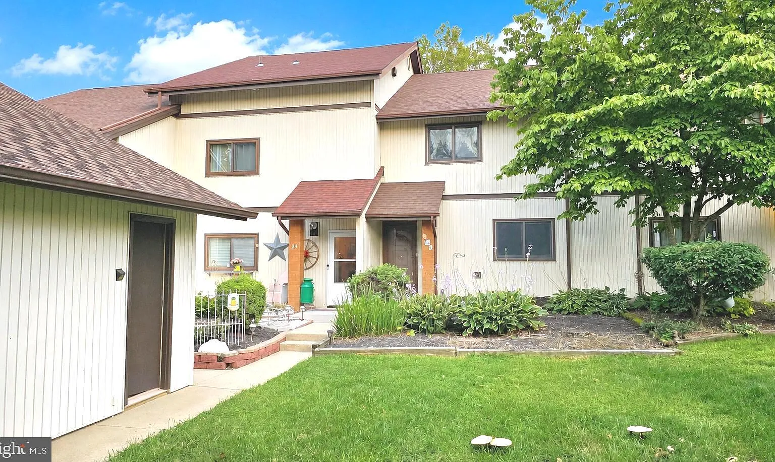2 bed, 2.5 bath, 1680 sqft, $1,950 — Photo 1