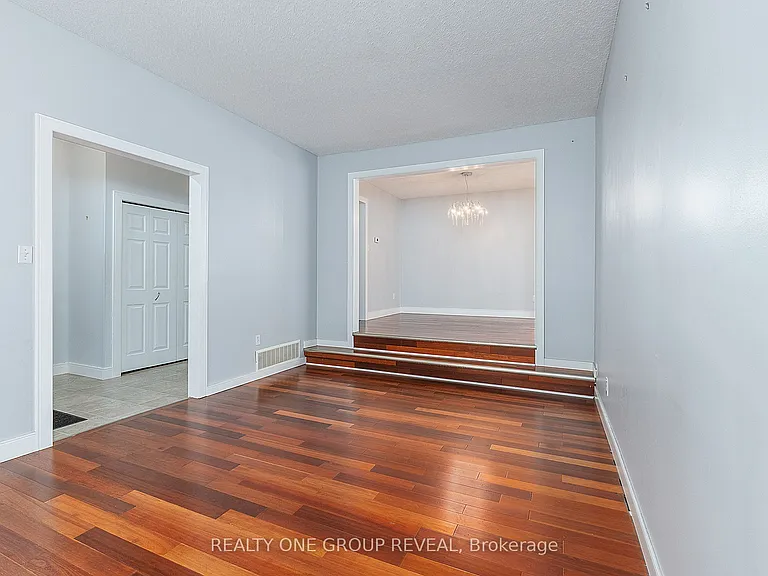 326 Prince Of Wales Dr — Photo 4