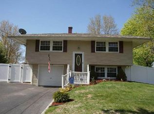 6 Ringneck Ln, East Setauket, NY 11733
