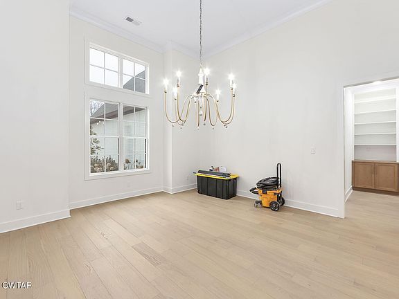 3rd image of 18 Shadow Ridge Dr