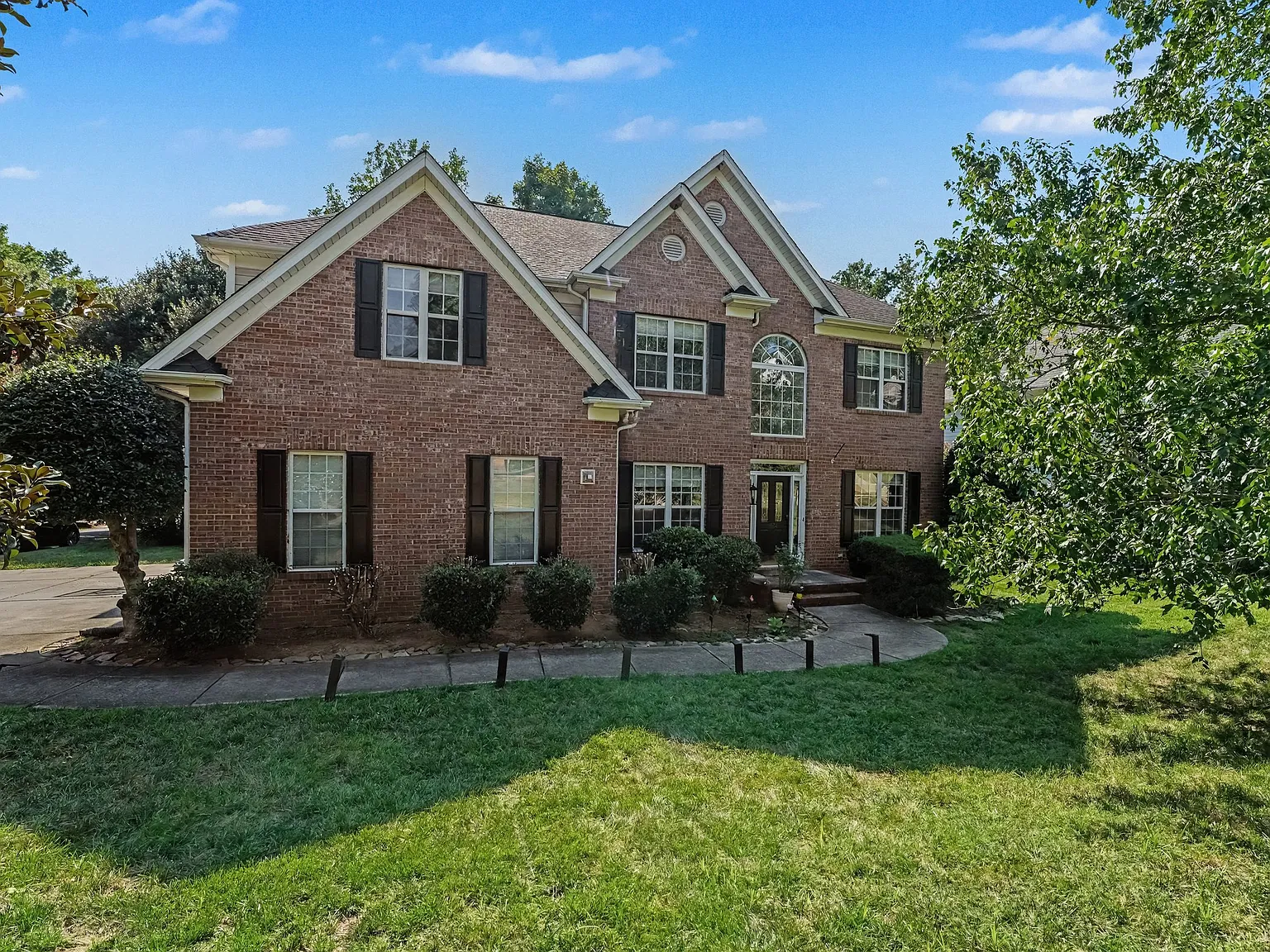 4 bed, 2.5 bath, 3377 sqft, $3,800 — Photo 1
