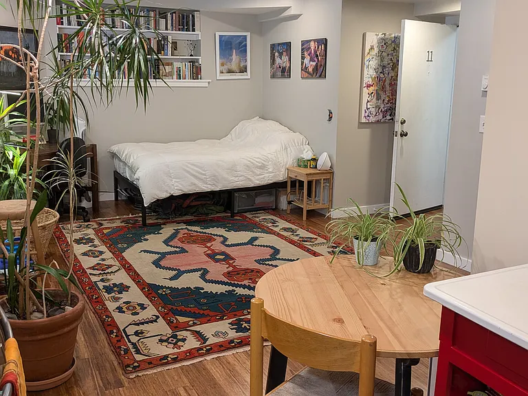 527 Malden Ave E #11 — Photo 2