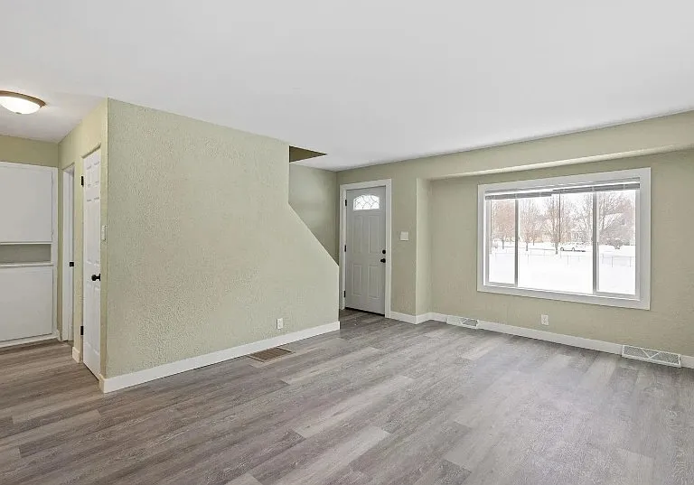 1031 Good Pl — Photo 2