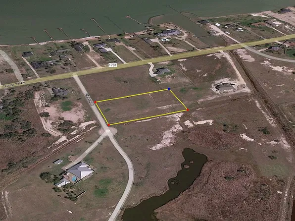 104 Windcrest Ln, Rockport, TX 78382