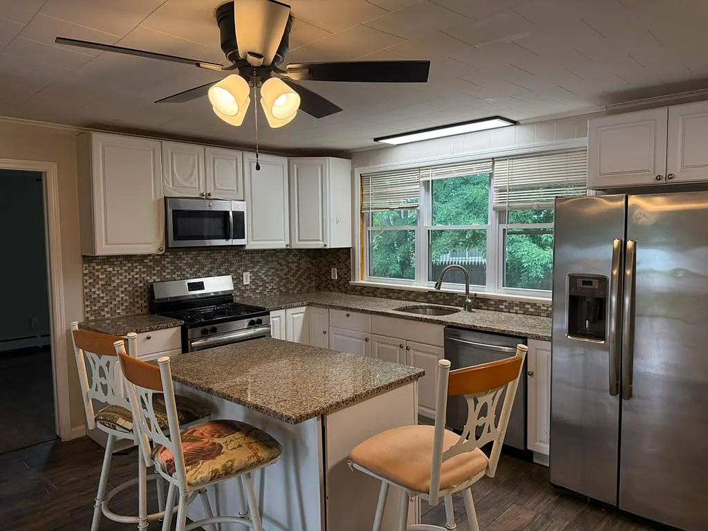 3 bed, 1.5 bath, 1271 sqft, $3,200 — Photo 3