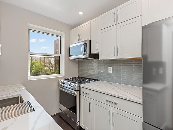5th image of 172 Myrtle Blvd APT 3B