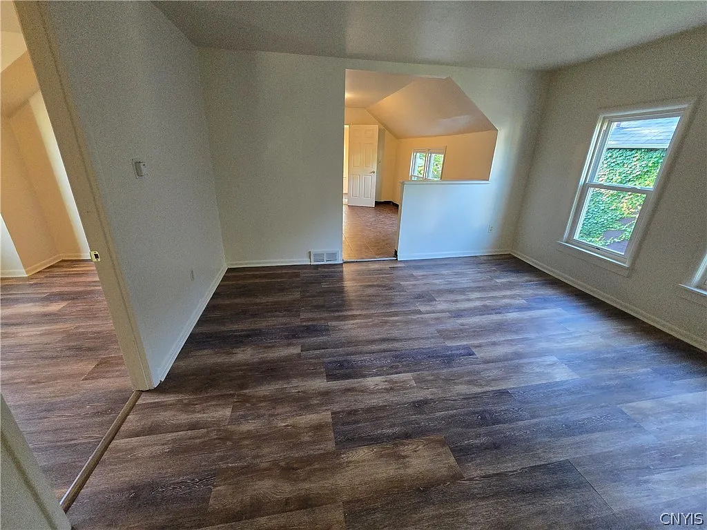 3 bed, 1.0 bath, 2048 sqft, $1,350 — Photo 4