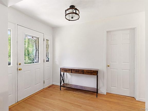 3rd image of 106 Vineyard Road