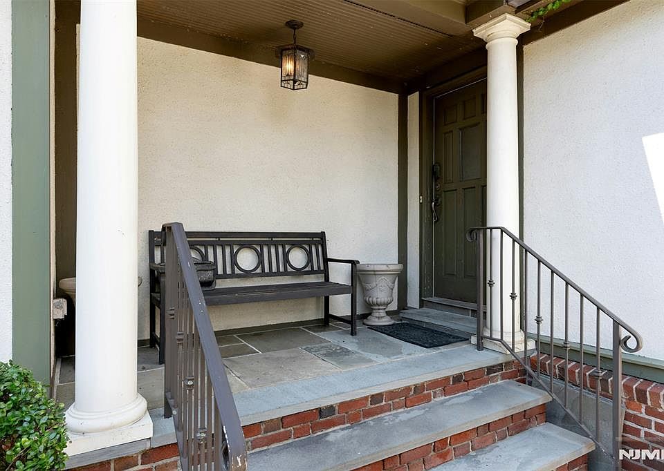 1st image of 512 Warwick Ave
