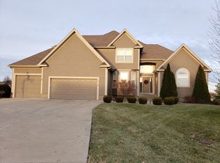 516 SE Snaffle Bit Ct, Lees Summit, MO 64082