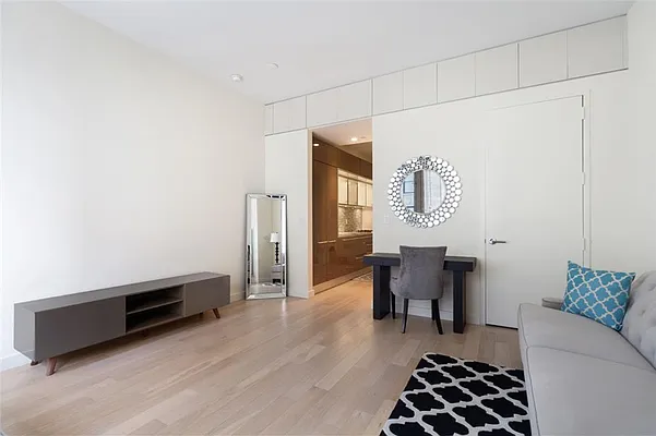 Sold by R New York | media 19
