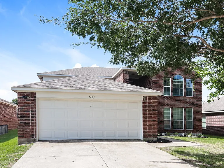 1107 Caroline Dr — Photo 4