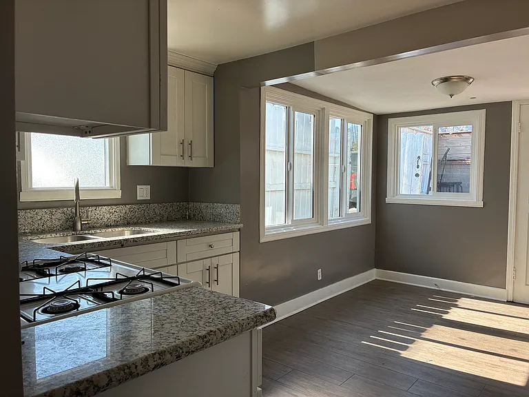 941 N Alameda Ave — Photo 2