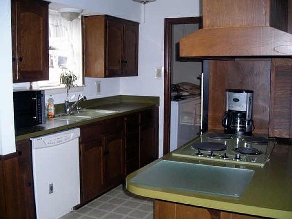 3rd image of 3422 Hampshire Dr