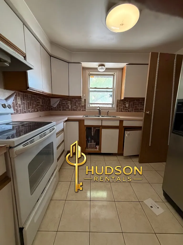 3 bed, 1000 sqft, $2,500 — Photo 1