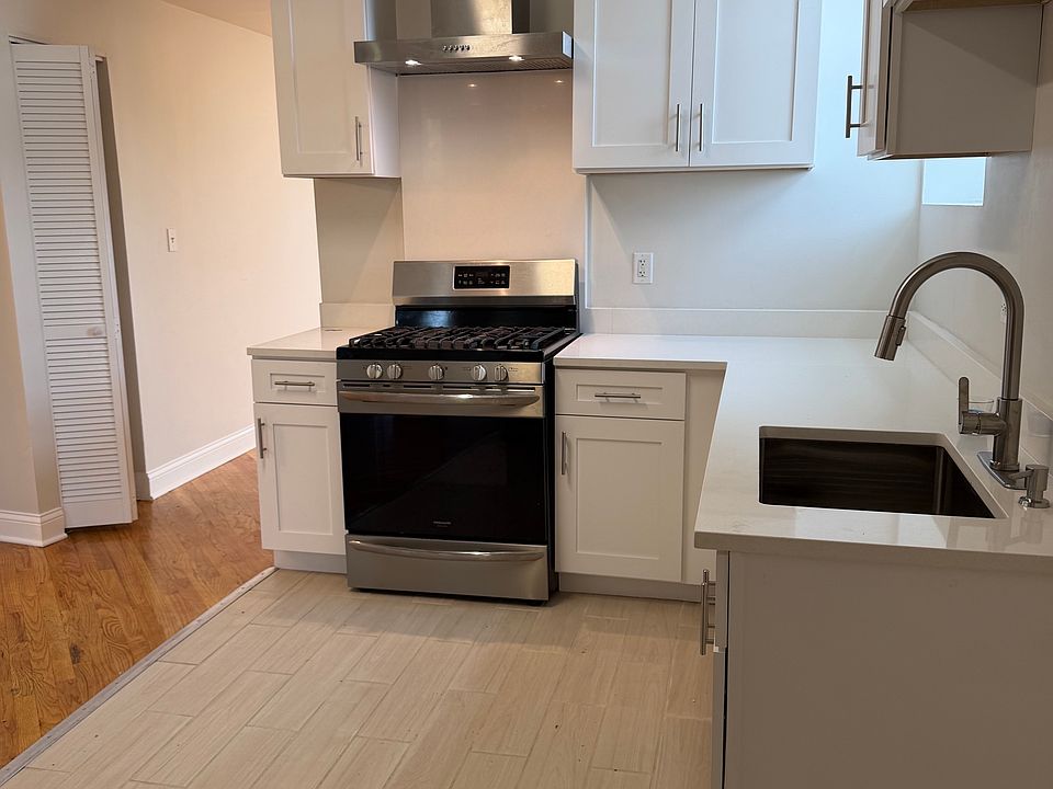 1st image of 454 N Hamlin Ave #3