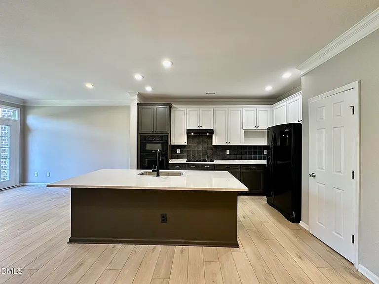323 Longchamp Ln — Photo 8
