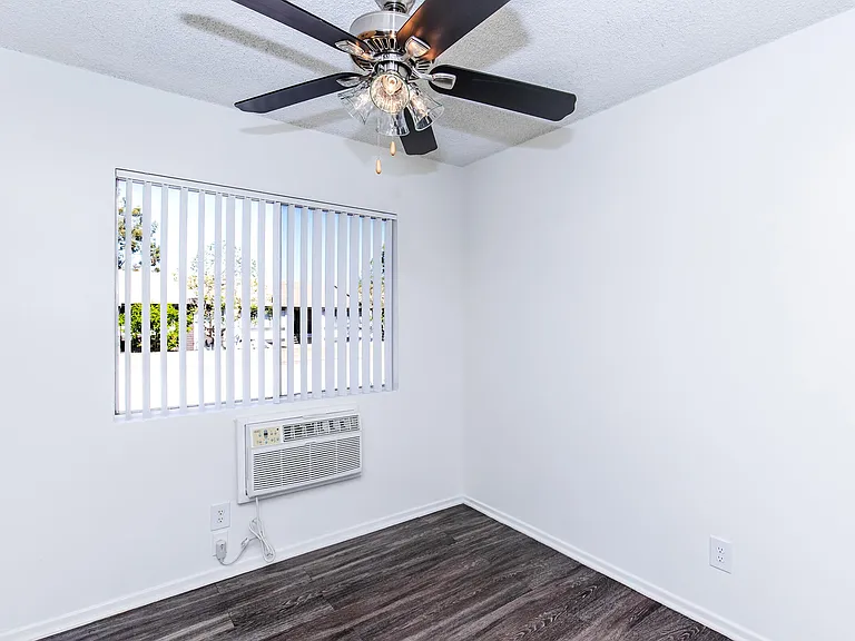 Buena La Vista Apartment Homes — Photo 38