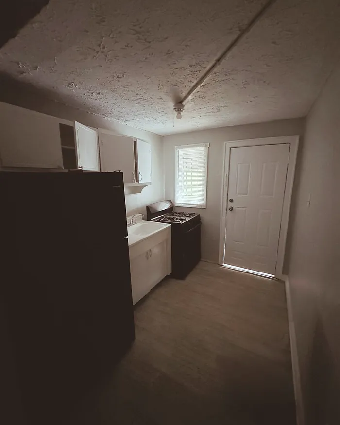 Studio, $975 — Photo 4
