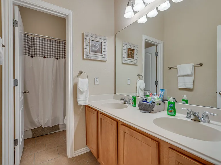 1105 Lone Pine Dr — Photo 2