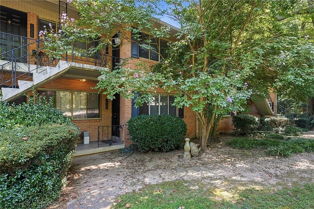 2 bed, 1.0 bath, 1020 sqft, $2,000 — Photo 1