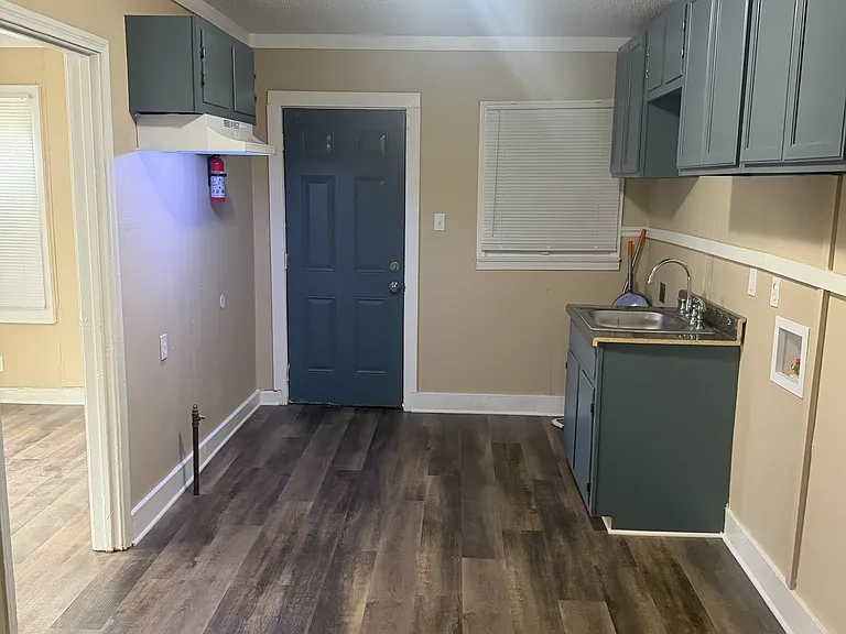 1461 Wilson St — Photo 4