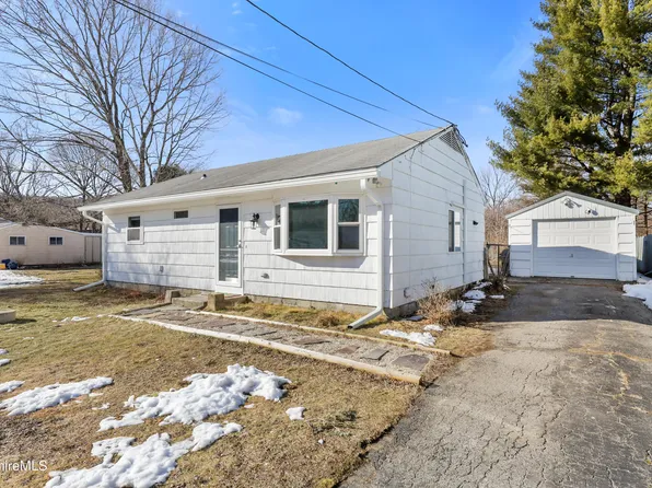 18 Wyantenuck St, Housatonic, MA 01236