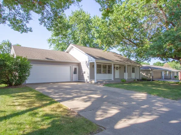 311 Cedar Dr, Pella, IA 50219
