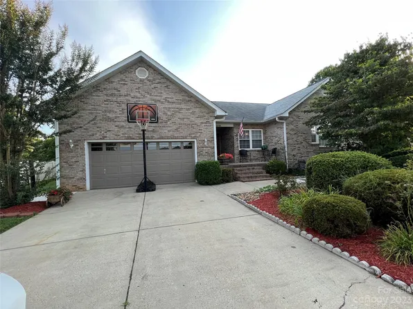 5175 Olde School Dr, Hickory, NC 28602