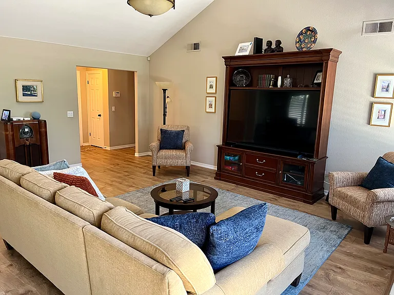 1174 E Kenosha Ave — Photo 2