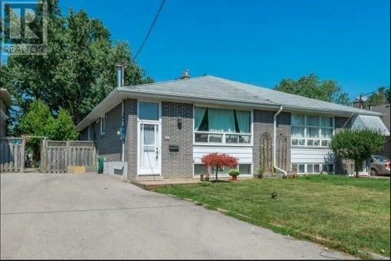 1st image of 90 Billington Cres #2
