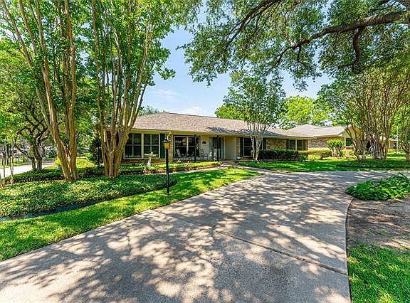2nd image of 2309 Garden Ln