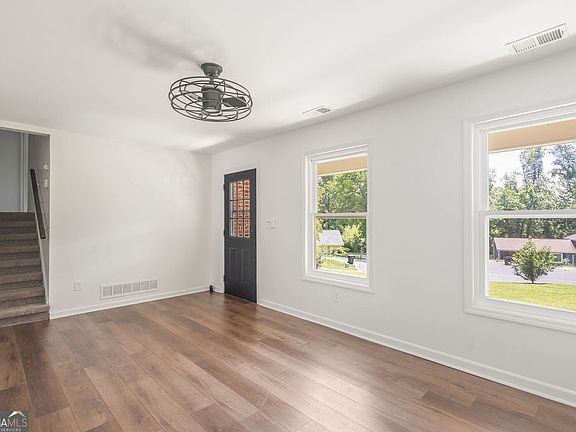 4th image of 14 Laurel Dr