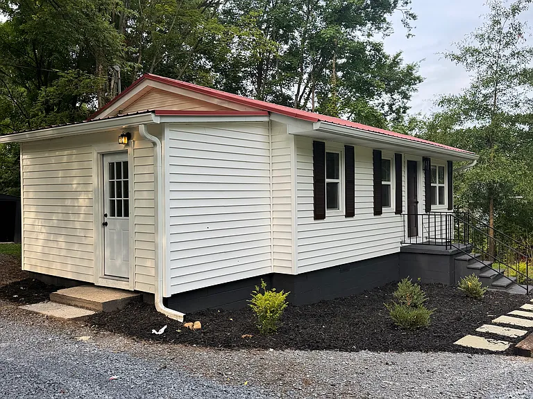401 Circle Dr — Photo 2