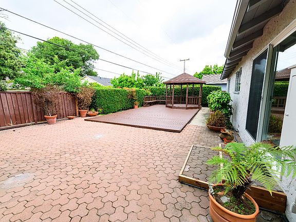 4th image of 975 Kintyre Way