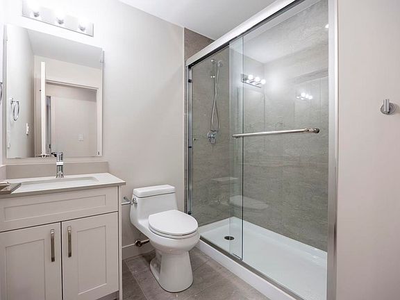 5th image of 625X Kitchener St