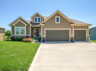 4320 S Stone Canyon Dr, Blue Springs, MO 64015