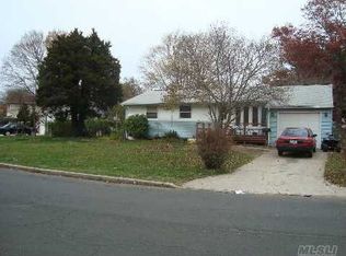 7 Yalta Dr, Central Islip, NY 11722